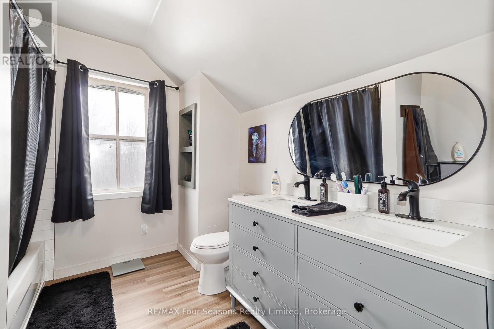 203 Montreal Street, Clearview, Ontario L0M 1S0 - Photo 22 - S12914166