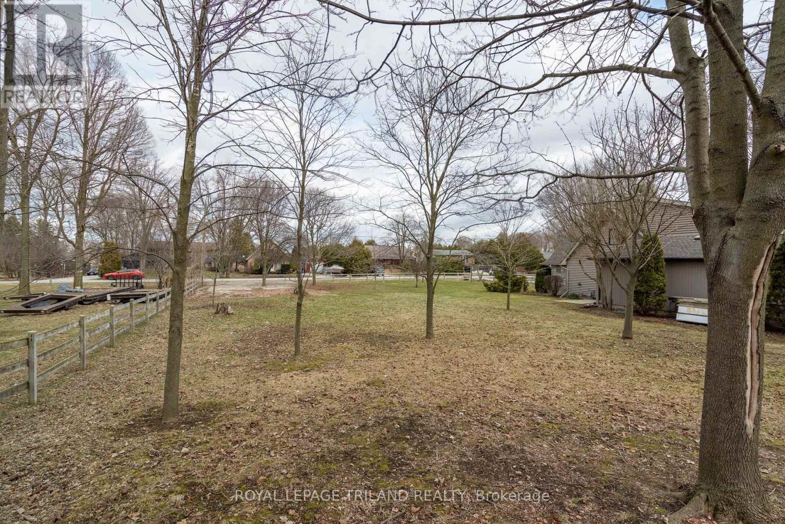 8419 Defore Drive, Lambton Shores, Ontario  N0M 1T0 - Photo 10 - X12914816