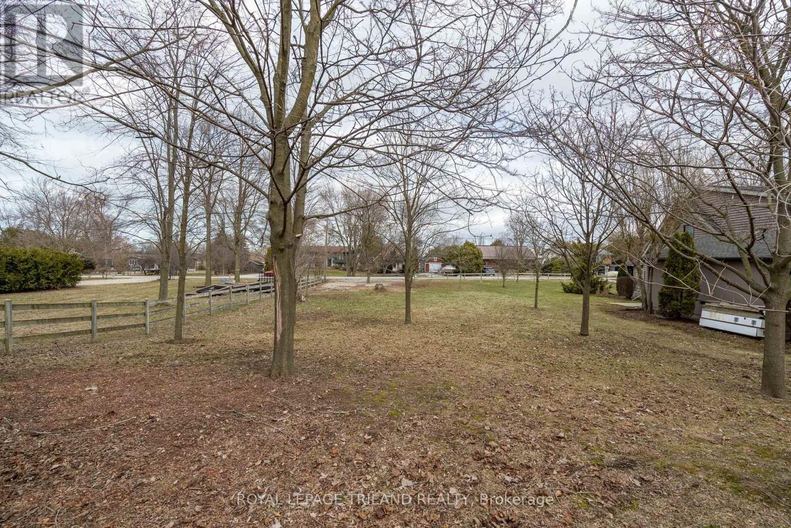 8419 Defore Drive, Lambton Shores, Ontario  N0M 1T0 - Photo 11 - X12914816