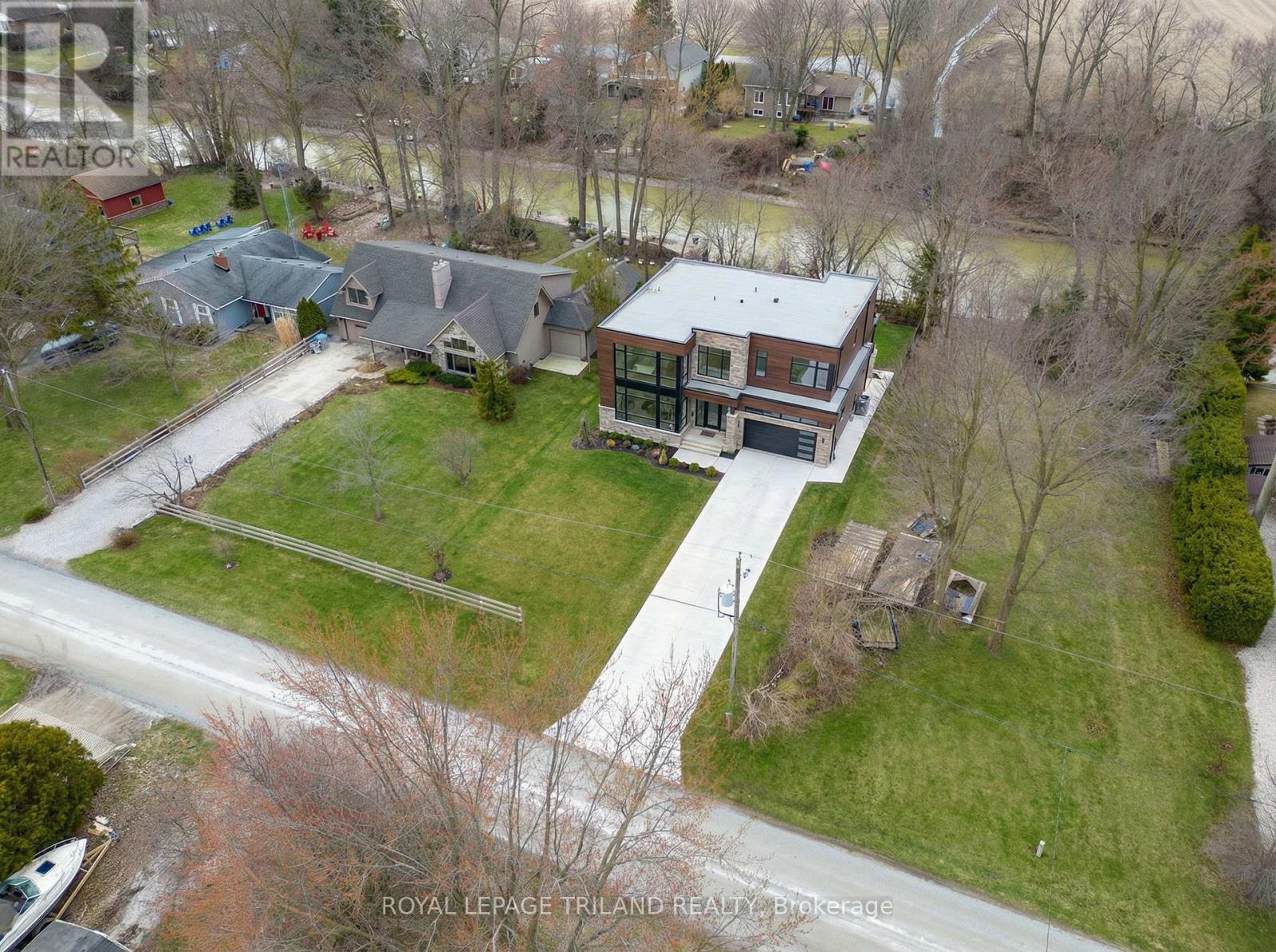 8419 Defore Drive, Lambton Shores, Ontario  N0M 1T0 - Photo 15 - X12914816