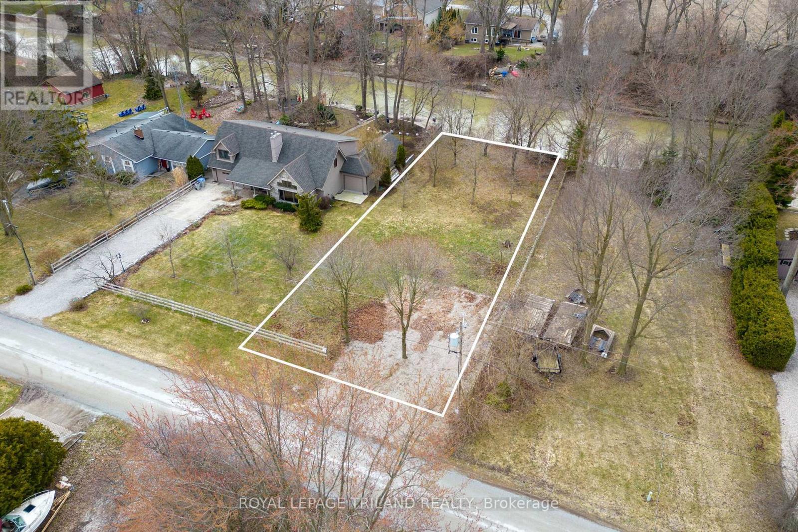 8419 Defore Drive, Lambton Shores, Ontario  N0M 1T0 - Photo 3 - X12914816