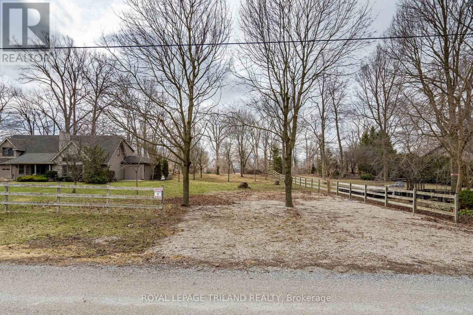 8419 Defore Drive, Lambton Shores, Ontario  N0M 1T0 - Photo 5 - X12914816