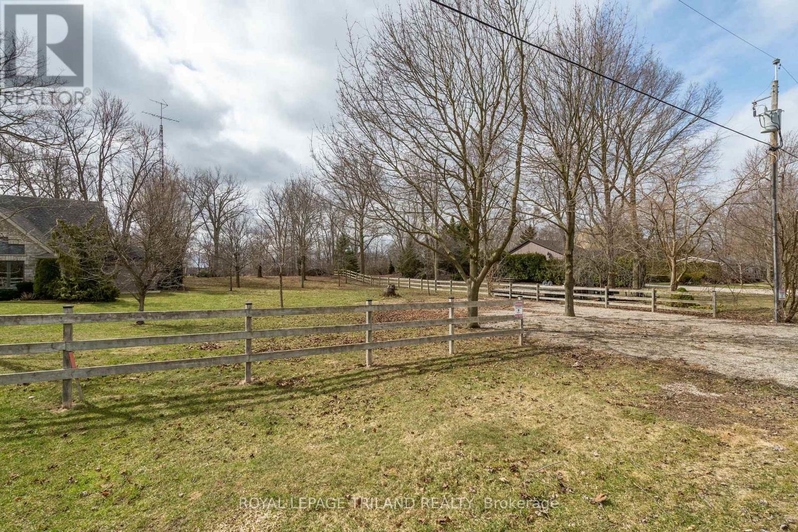 8419 Defore Drive, Lambton Shores, Ontario  N0M 1T0 - Photo 7 - X12914816