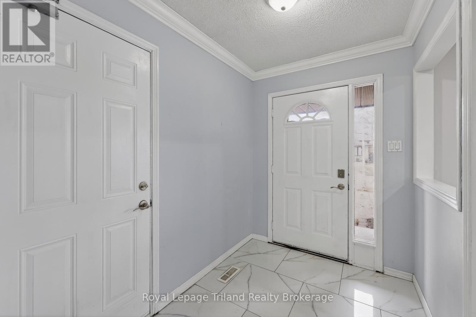 634 Classic Drive, London East, Ontario  N5W 5X6 - Photo 8 - X12864496