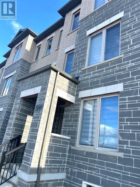 541 Vine Cliff Boulevard, Markham, Ontario  L6C 3T3 - Photo 3 - N12914676