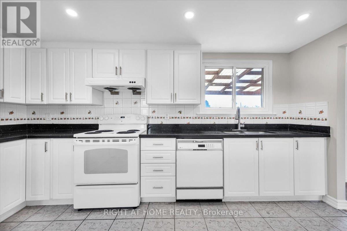 27 Villata Gardens, Toronto, Ontario  M3J 1J7 - Photo 11 - W12914560