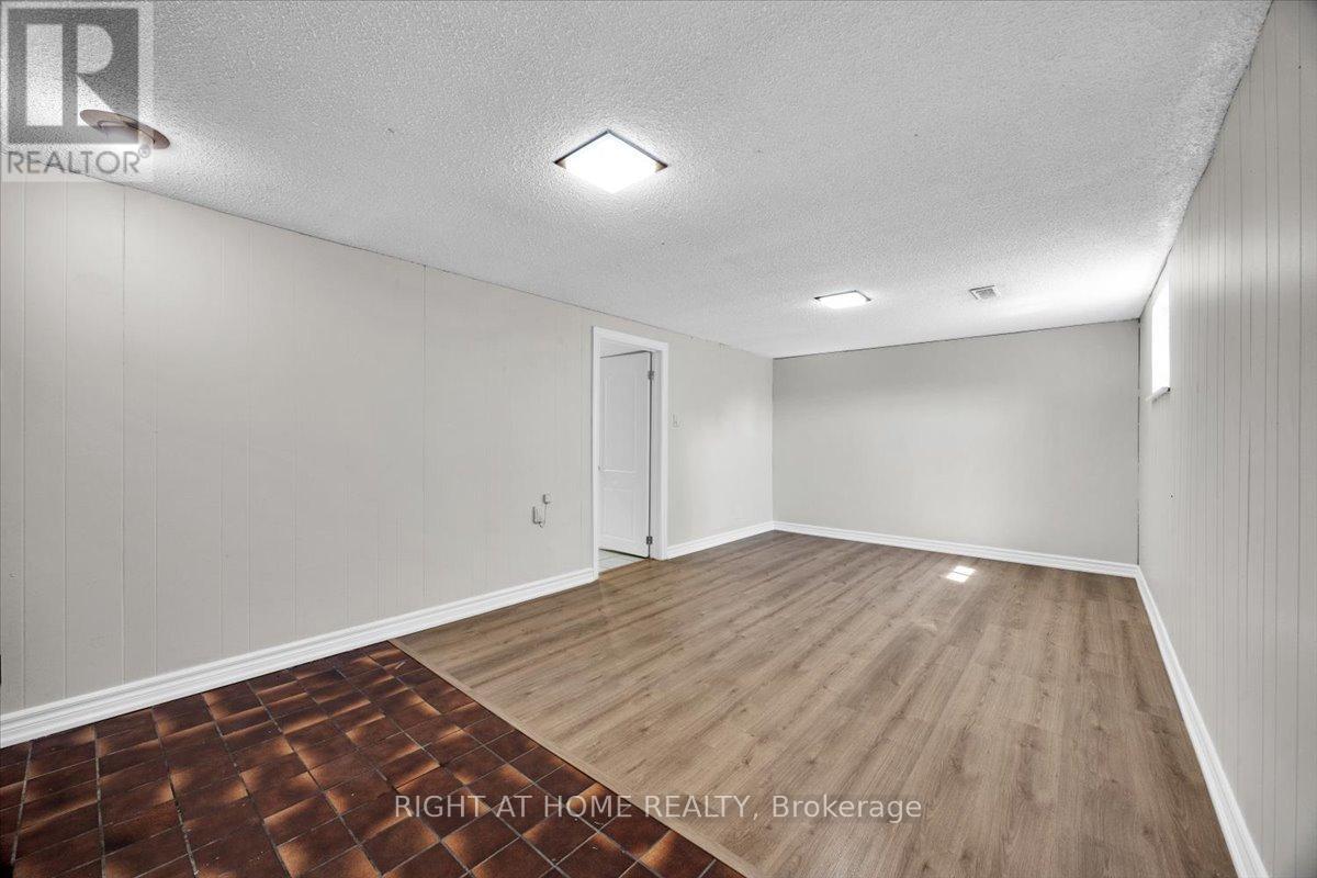 27 Villata Gardens, Toronto, Ontario  M3J 1J7 - Photo 17 - W12914560