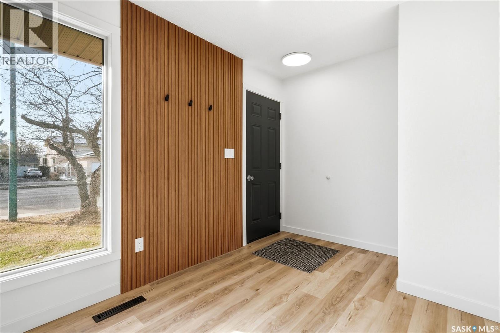 259 Broad Street N, Regina, Saskatchewan  S4P 0J3 - Photo 2 - SK031168