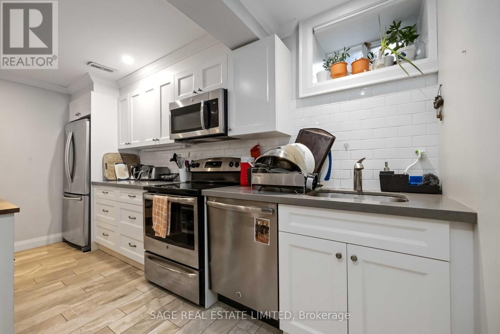 Lower - 182 Indian Grove, Toronto, Ontario  M6P 2H2 - Photo 15 - W12914628