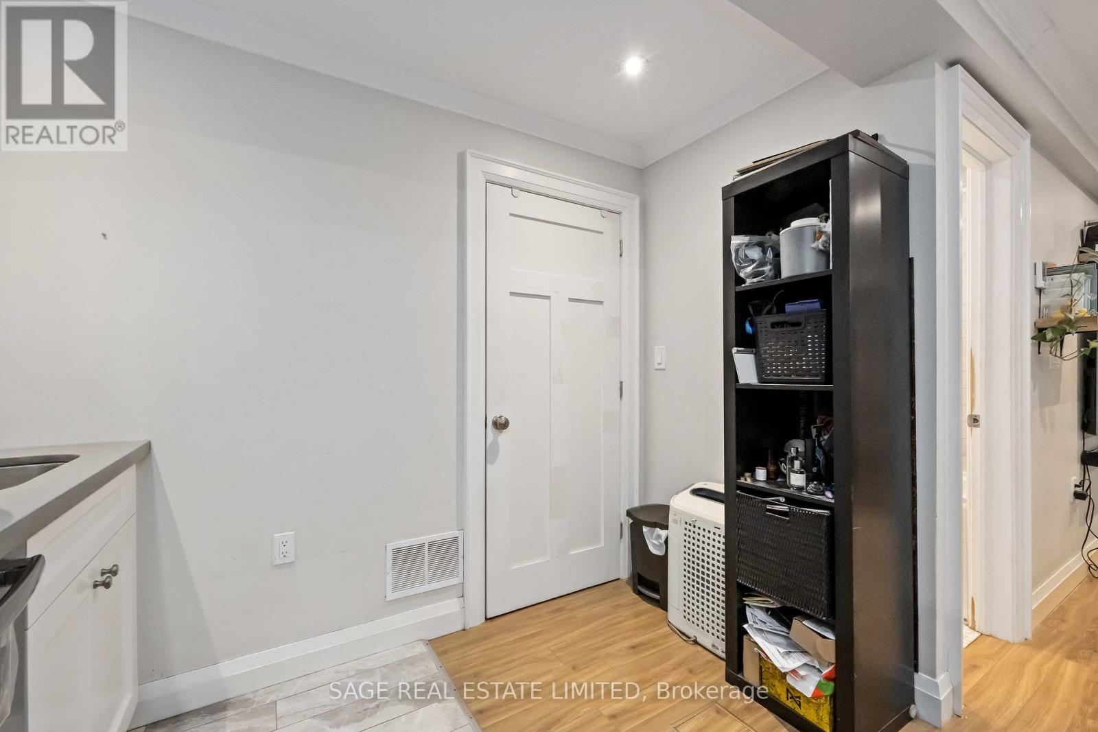 Lower - 182 Indian Grove, Toronto, Ontario  M6P 2H2 - Photo 19 - W12914628