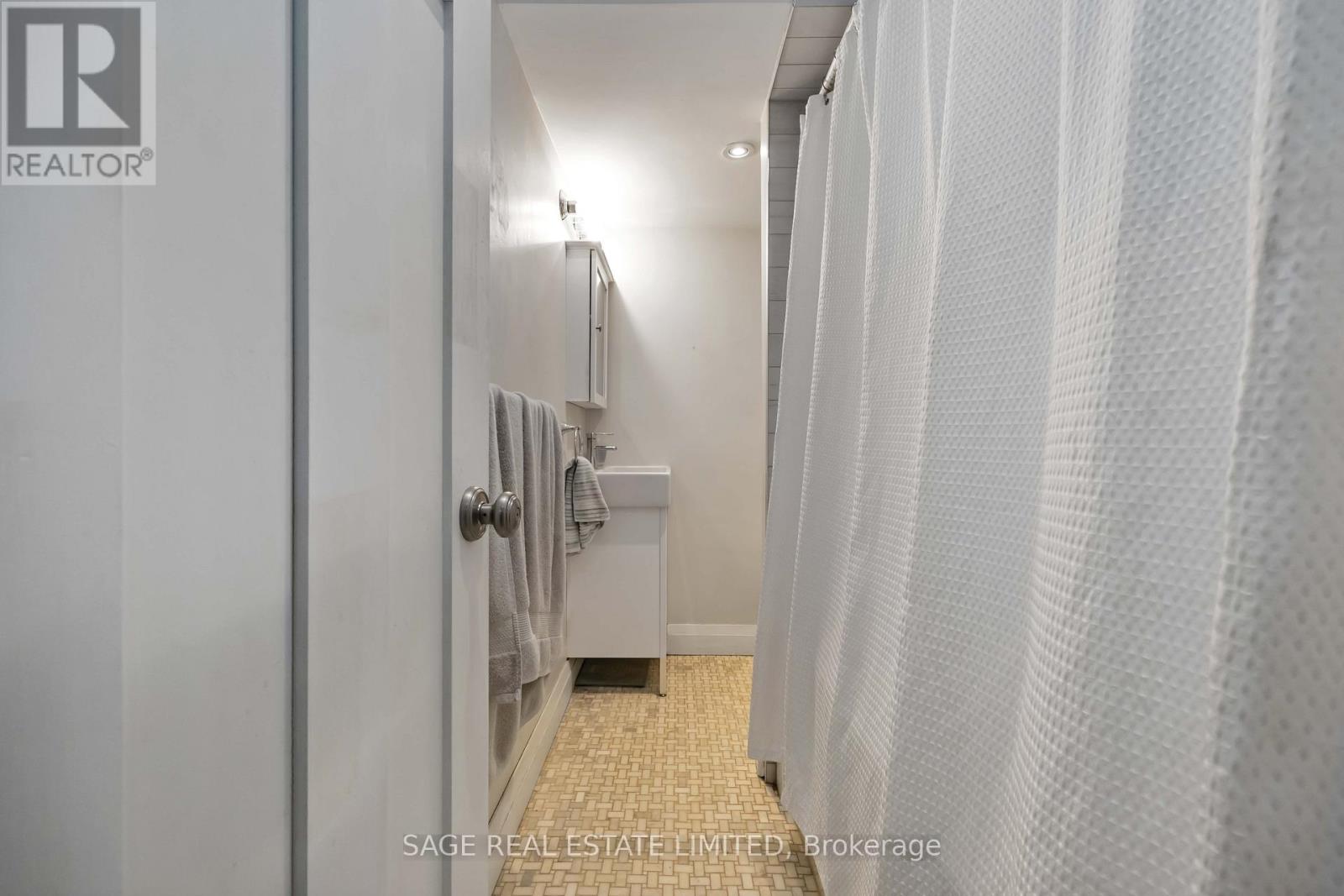 Lower - 182 Indian Grove, Toronto, Ontario  M6P 2H2 - Photo 21 - W12914628