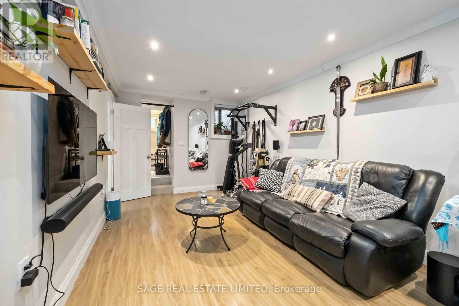 Lower - 182 Indian Grove, Toronto, Ontario  M6P 2H2 - Photo 5 - W12914628