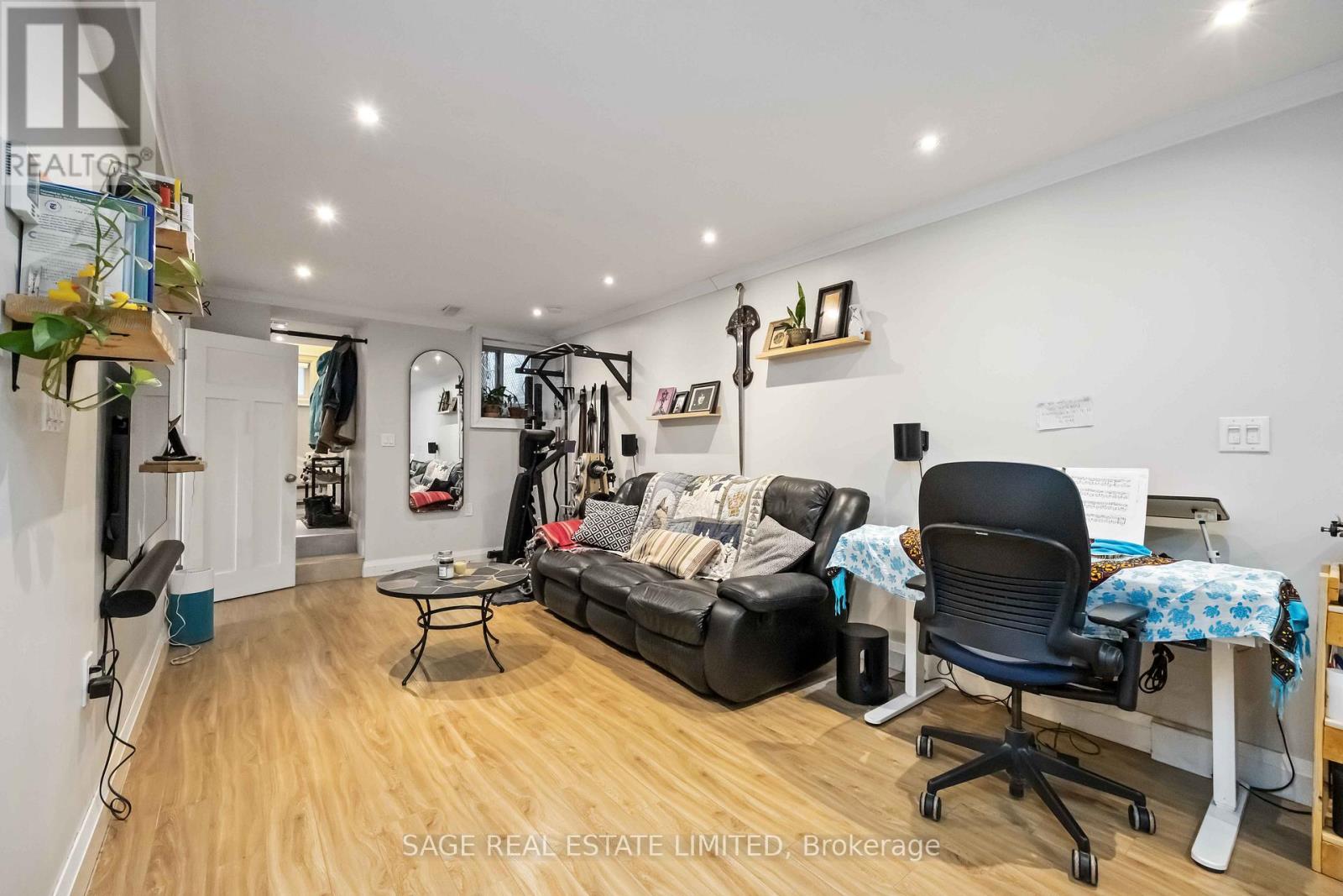 Lower - 182 Indian Grove, Toronto, Ontario  M6P 2H2 - Photo 6 - W12914628