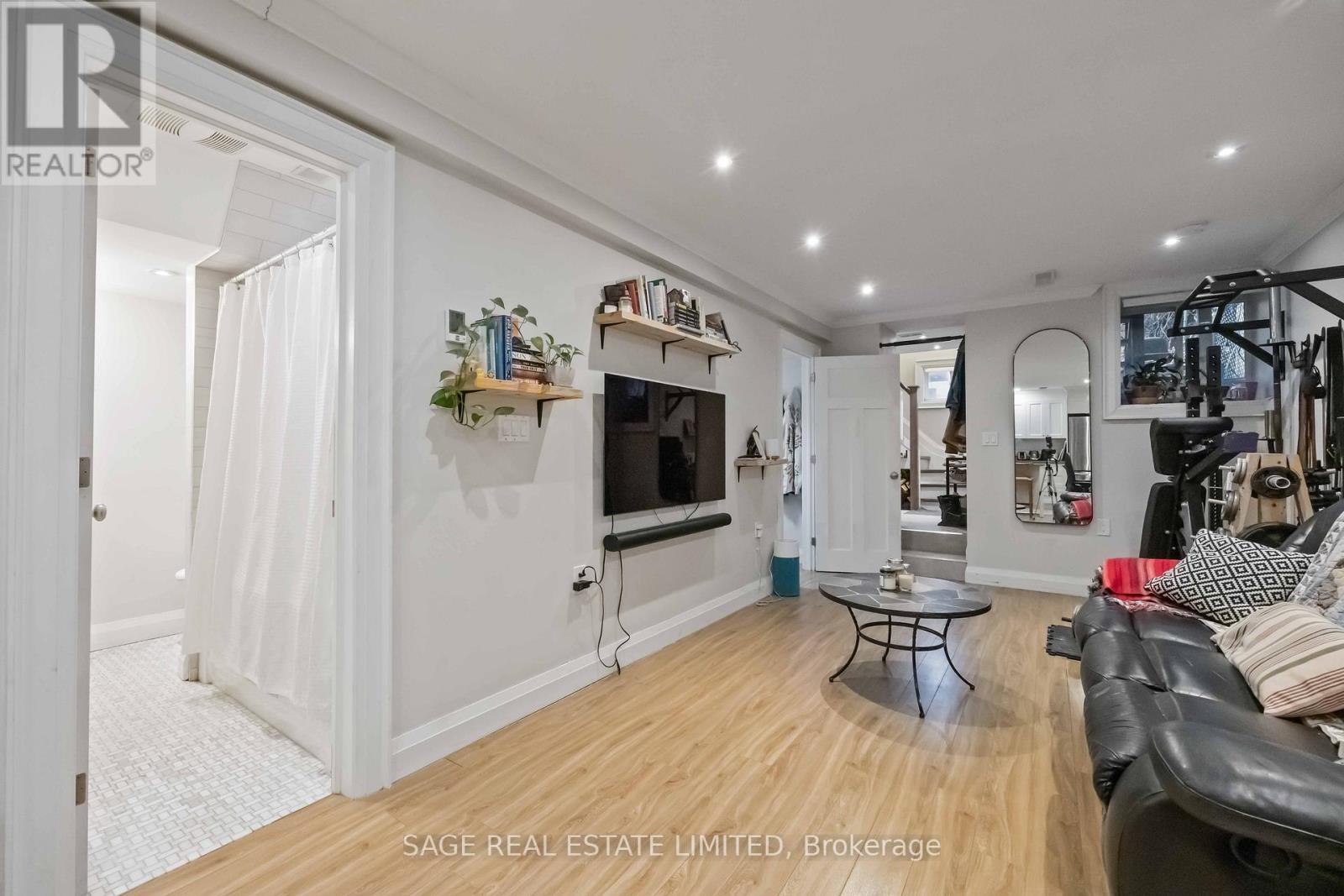 Lower - 182 Indian Grove, Toronto, Ontario  M6P 2H2 - Photo 7 - W12914628