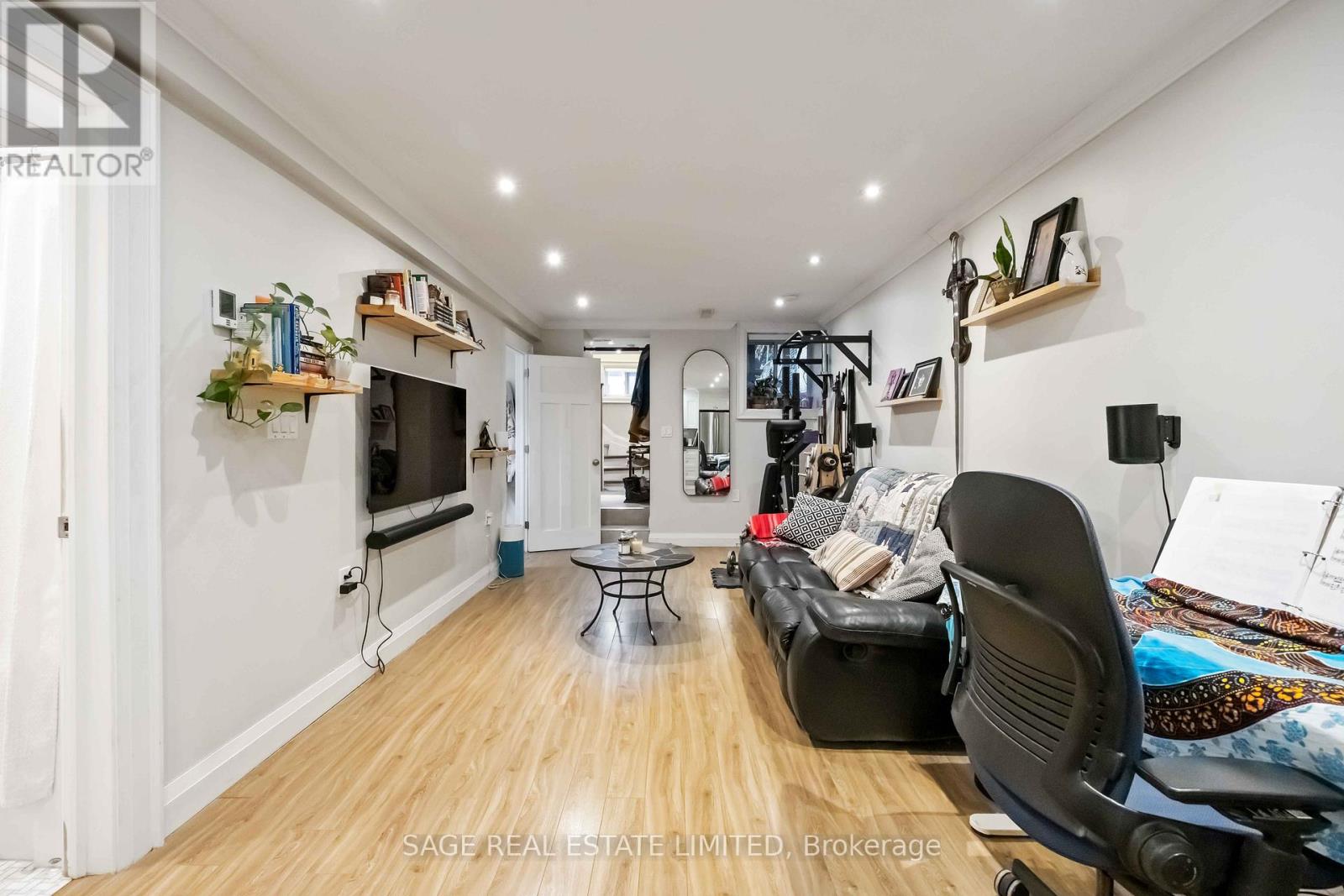 Lower - 182 Indian Grove, Toronto, Ontario  M6P 2H2 - Photo 8 - W12914628