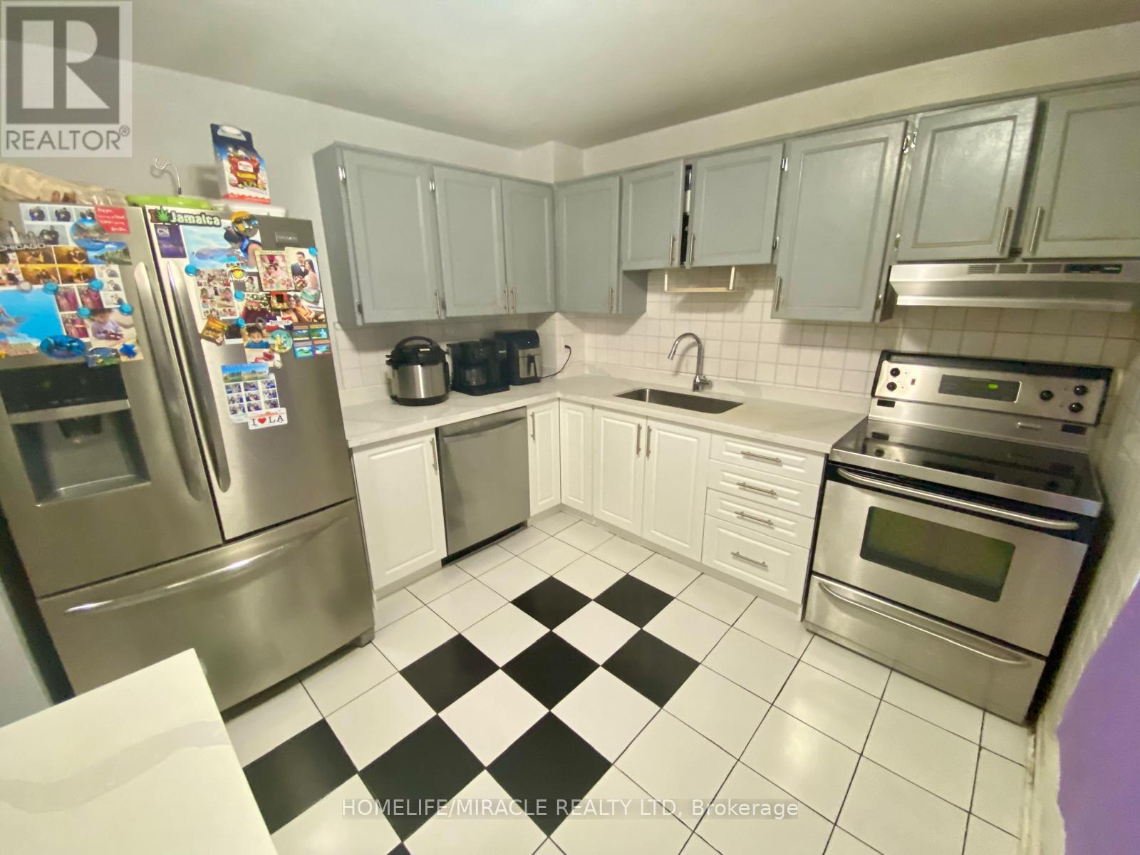 #44 - 1020 Central Park Drive, Brampton, Ontario  L6S 3J5 - Photo 2 - W12914638