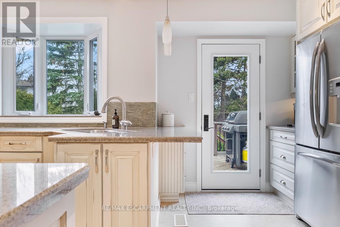 4507 Cosburn Crescent, Burlington, Ontario  L7L 1S6 - Photo 12 - W12914640