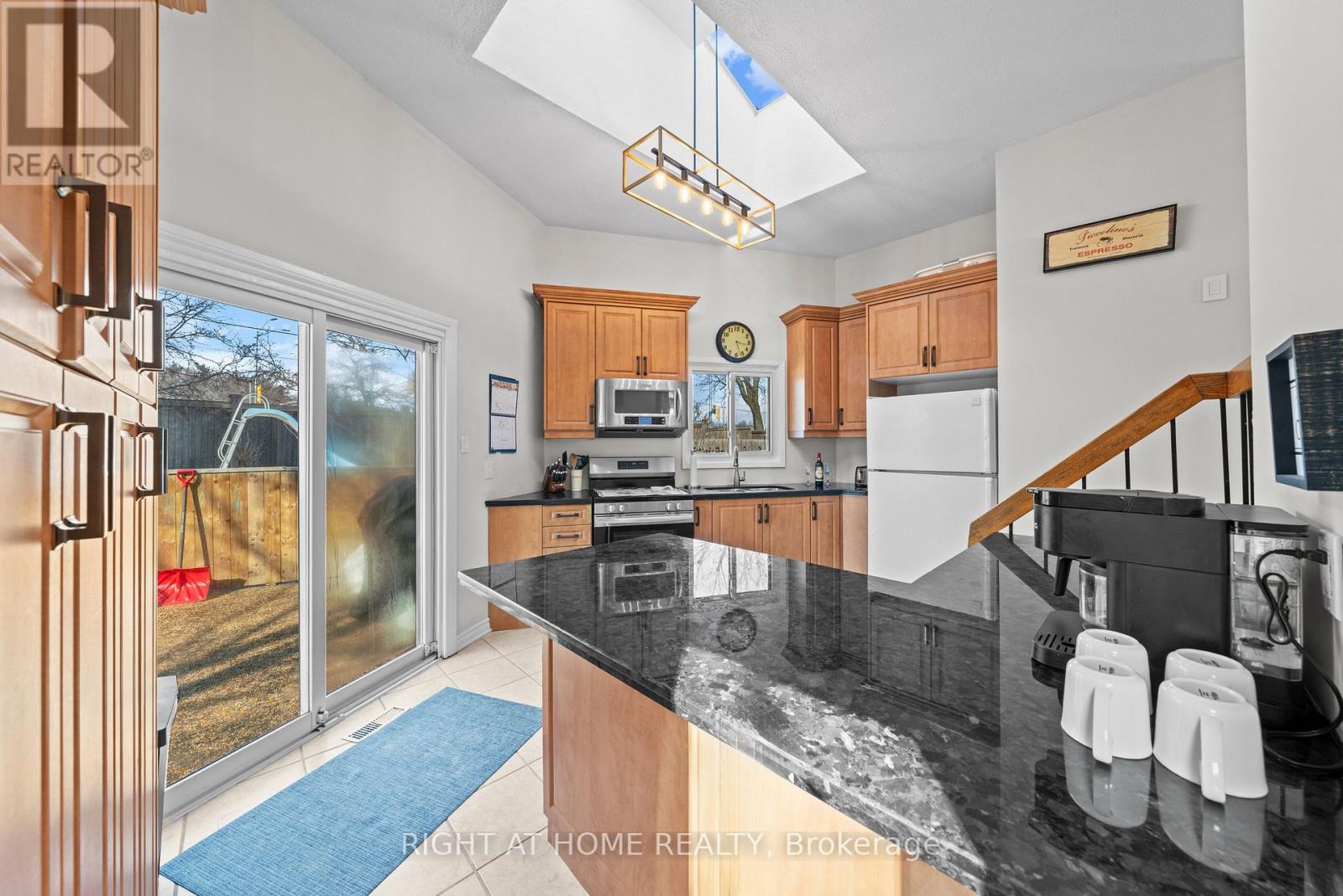 7027 Estoril Road, Mississauga, Ontario  L5N 1N3 - Photo 7 - W12914656