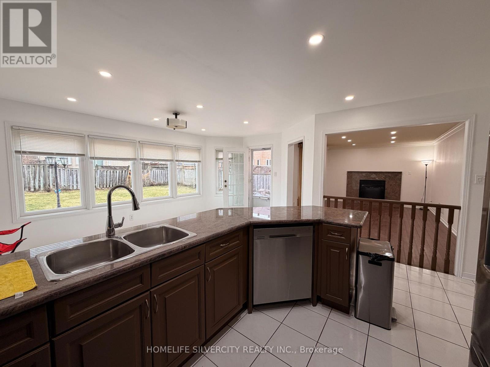 5 Blue Oak Avenue, Brampton, Ontario  L6R 1C1 - Photo 10 - W12914844