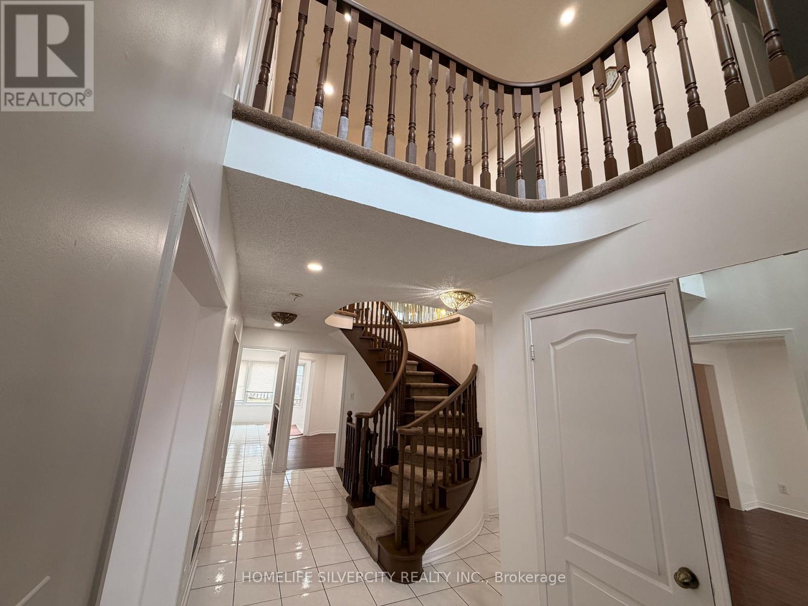 5 Blue Oak Avenue, Brampton, Ontario  L6R 1C1 - Photo 3 - W12914844