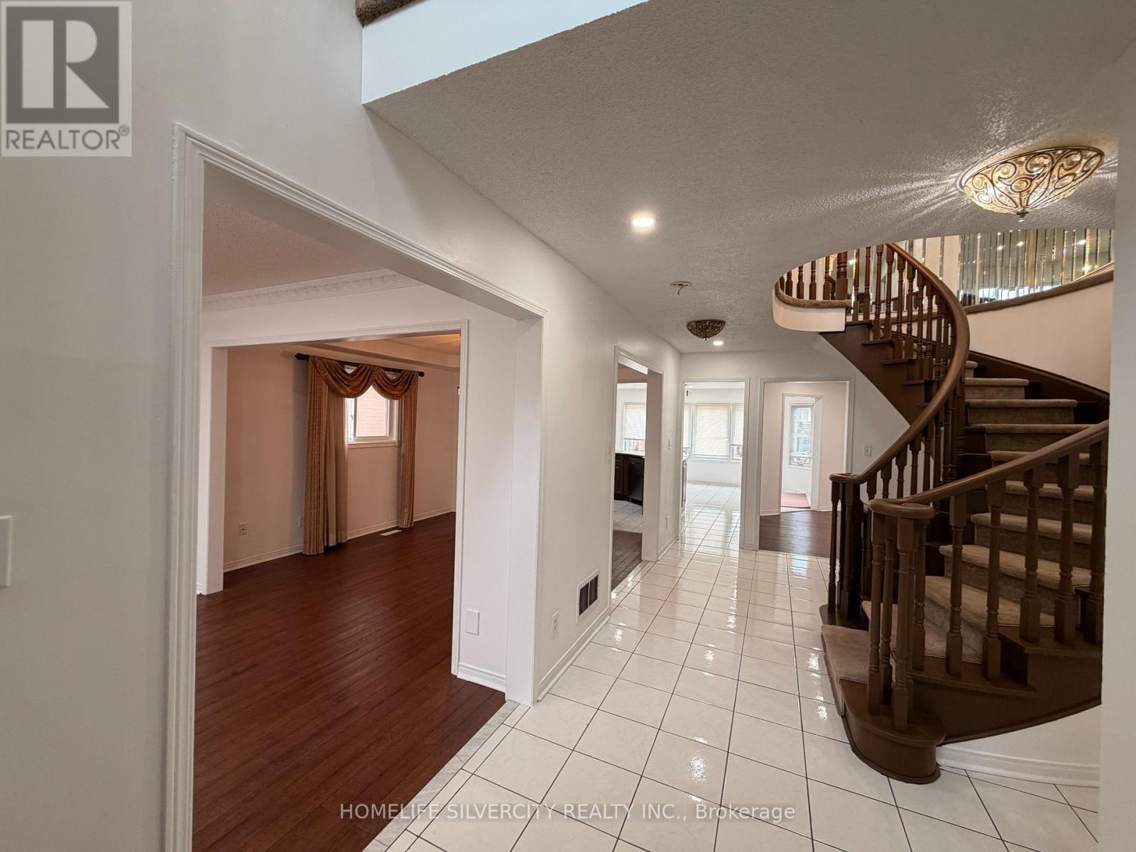 5 Blue Oak Avenue, Brampton, Ontario  L6R 1C1 - Photo 4 - W12914844