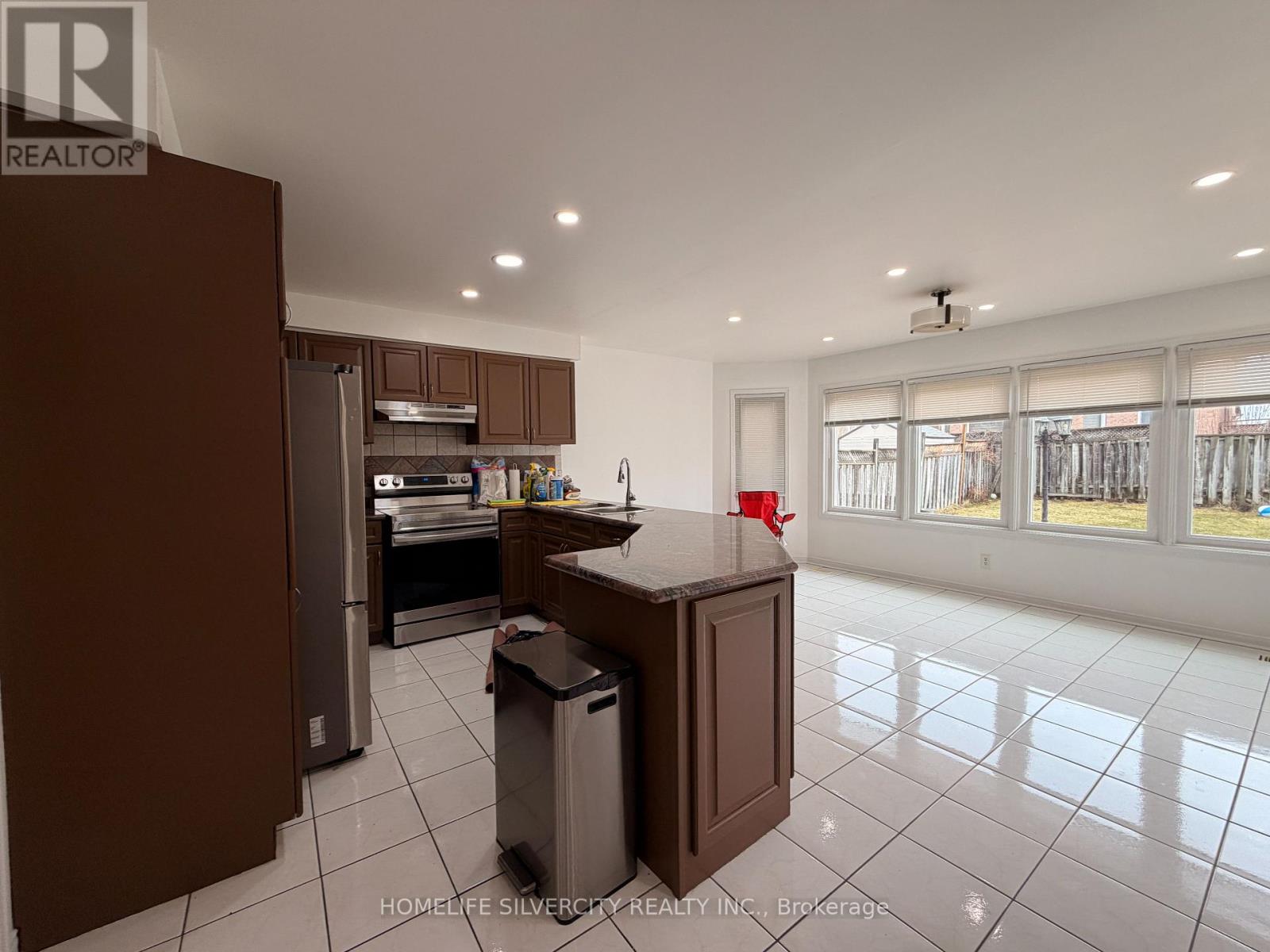 5 Blue Oak Avenue, Brampton, Ontario  L6R 1C1 - Photo 8 - W12914844