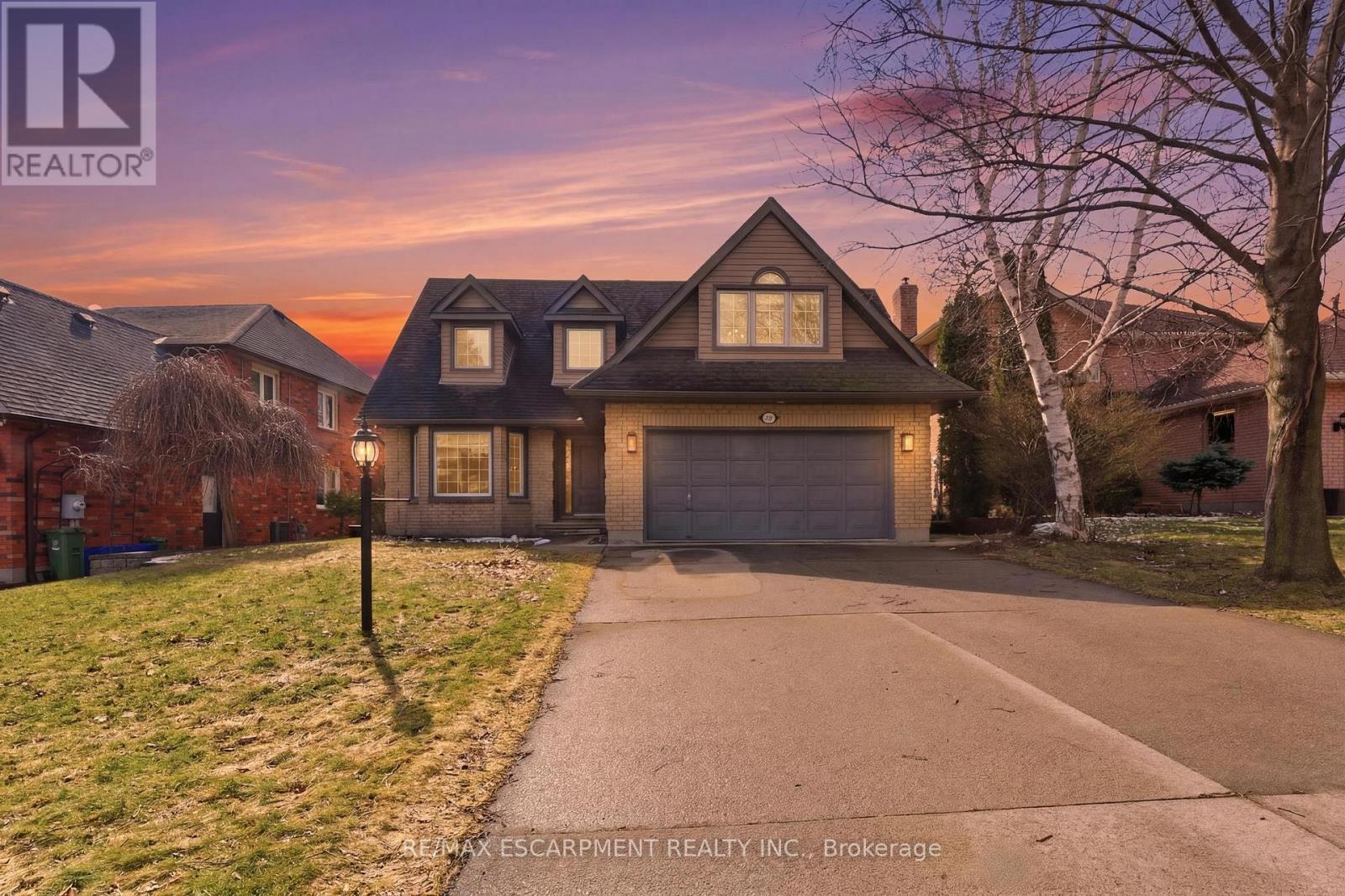 138 Miller Drive, Hamilton, Ontario  L9G 4W4 - Photo 2 - X12914668