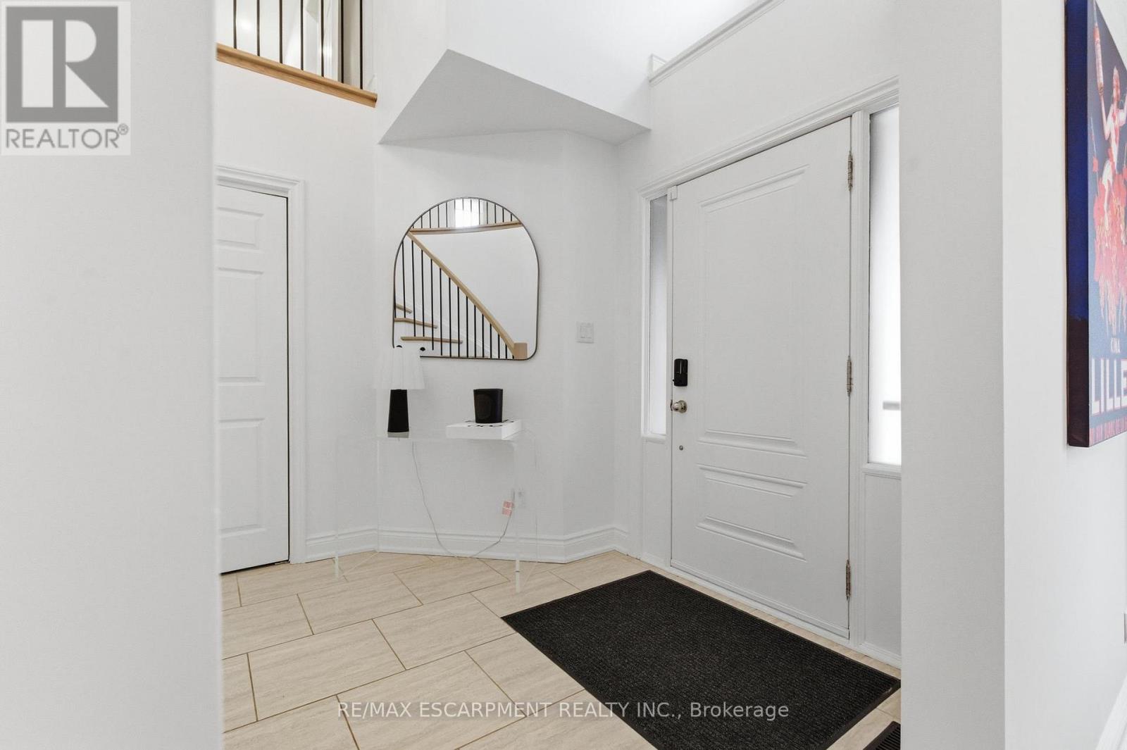 138 Miller Drive, Hamilton, Ontario  L9G 4W4 - Photo 3 - X12914668