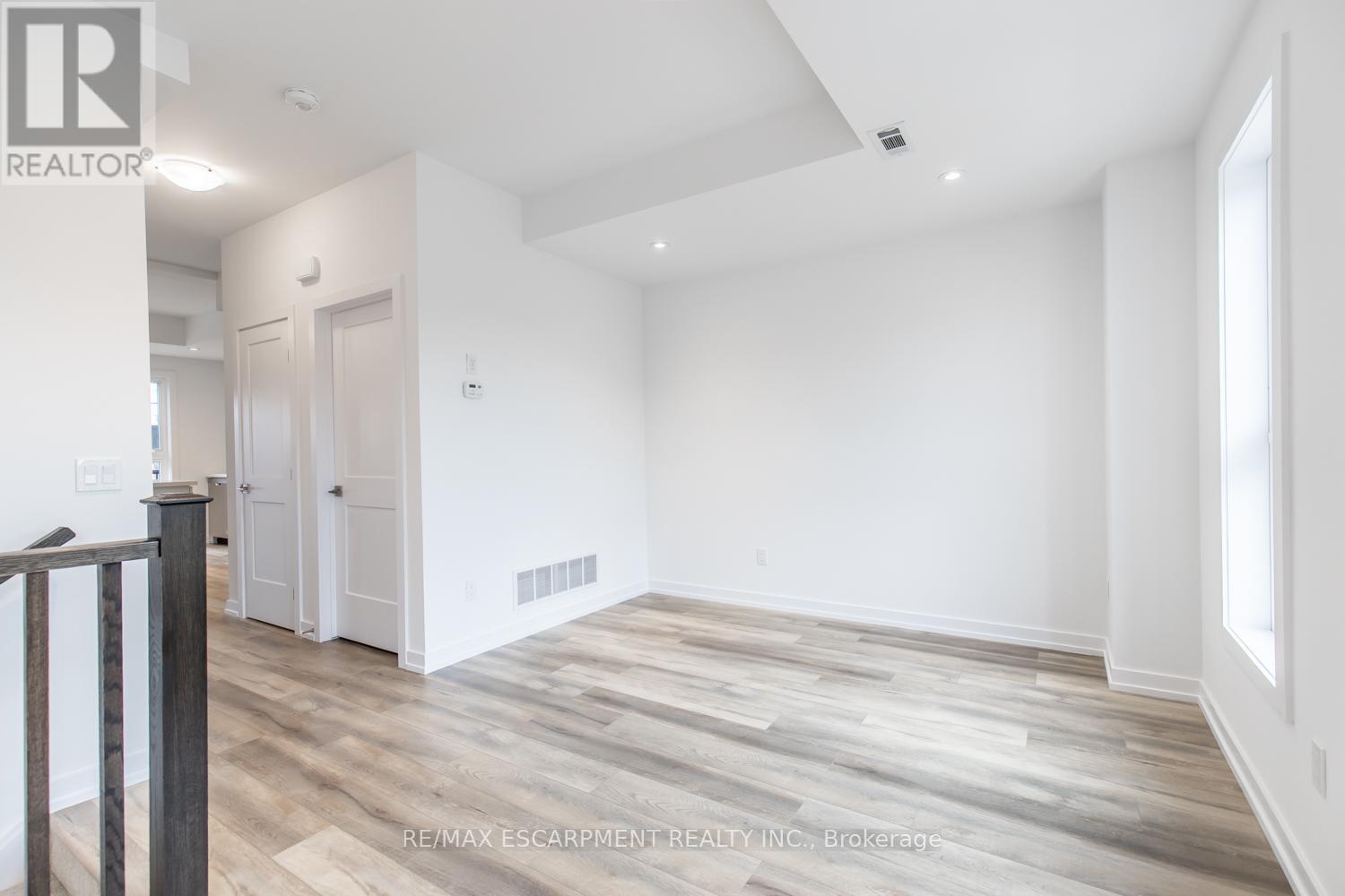 4 - 70 Kenesky Drive, Hamilton, Ontario  L8B 2A9 - Photo 4 - X12914868