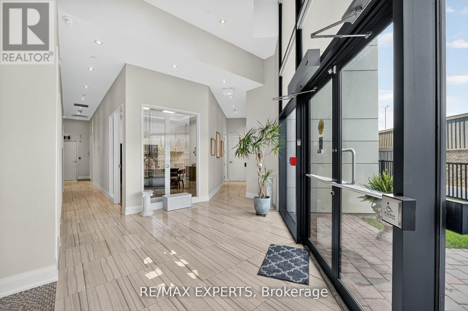 6 - 12 Woodstream Boulevard, Vaughan, Ontario  L4L 8C3 - Photo 4 - N12909990