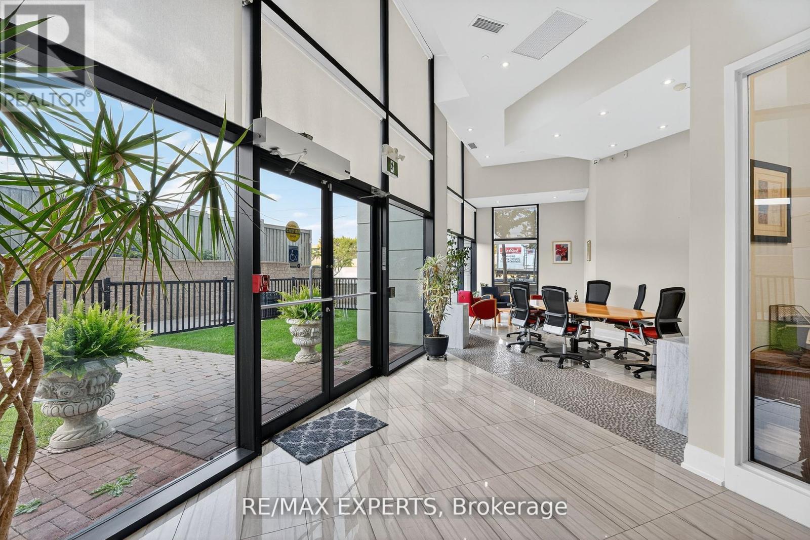 6 - 12 Woodstream Boulevard, Vaughan, Ontario  L4L 8C3 - Photo 5 - N12909990