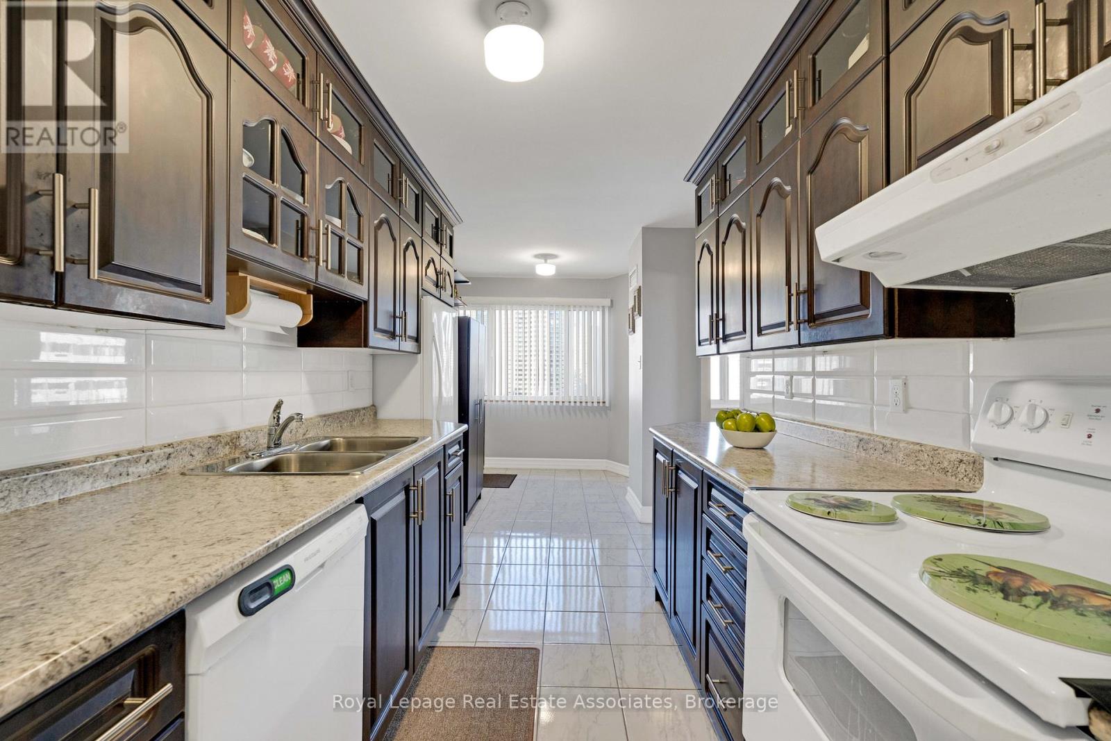 912 - 50 Elm Drive E, Mississauga, Ontario  L5A 3X2 - Photo 9 - W12782546