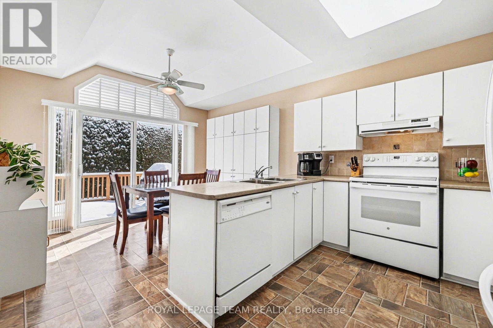 90 Moresby Drive, Ottawa, Ontario  K2M 2J6 - Photo 11 - X12915042