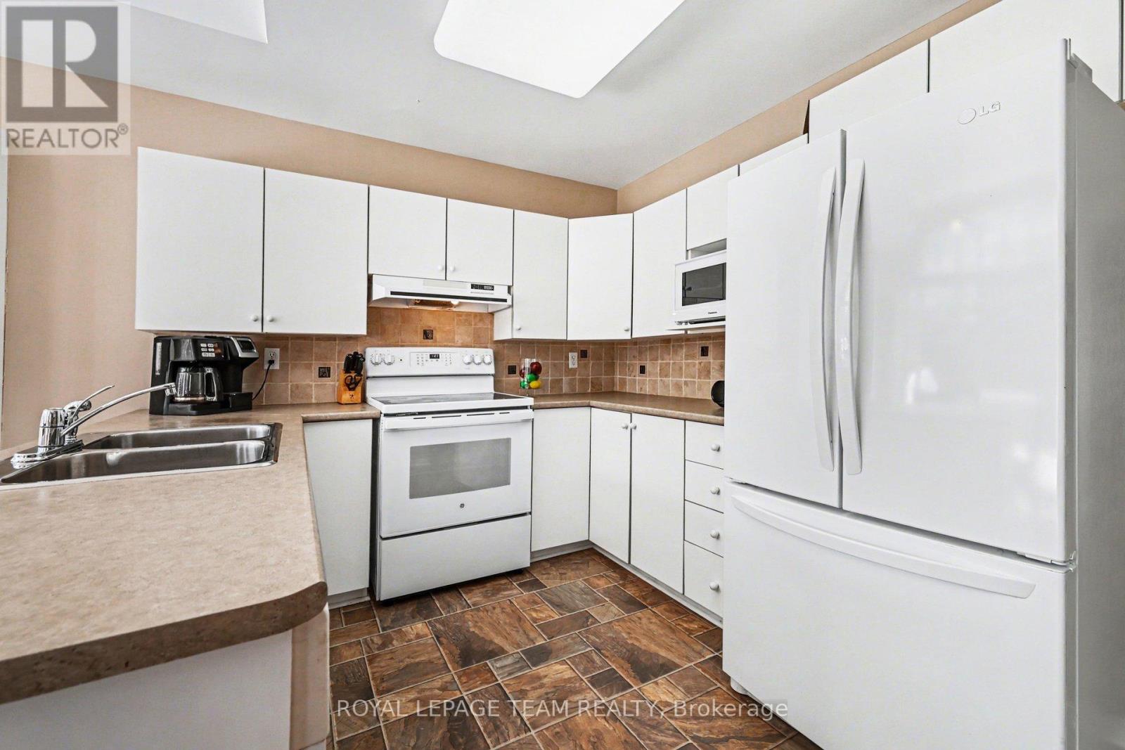 90 Moresby Drive, Ottawa, Ontario  K2M 2J6 - Photo 12 - X12915042