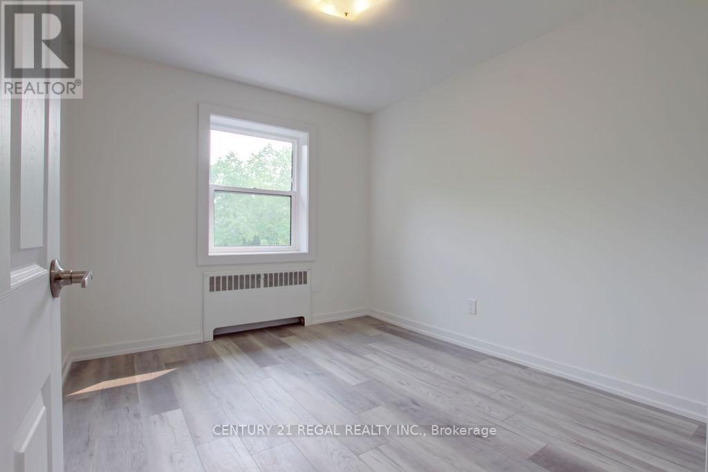 2127 Harris Crescent, Burlington, Ontario  L7R 1G4 - Photo 11 - W12914120