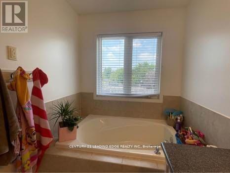 118 Niagara Trail, Halton Hills, Ontario  L7G 0A8 - Photo 13 - W12902782