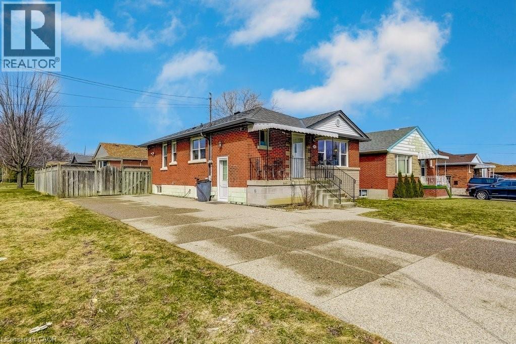 380 East 42nd Street, Hamilton, Ontario  L8T 3A7 - Photo 2 - 40811806