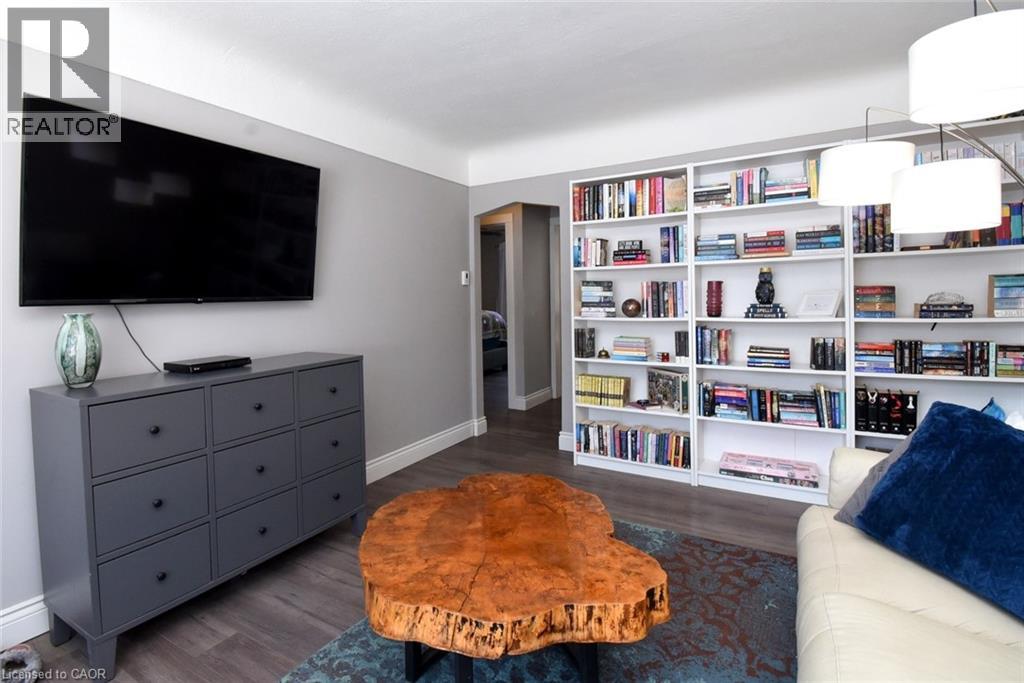 302 East 27th Street, Hamilton, Ontario  L8V 3G6 - Photo 2 - 40814530