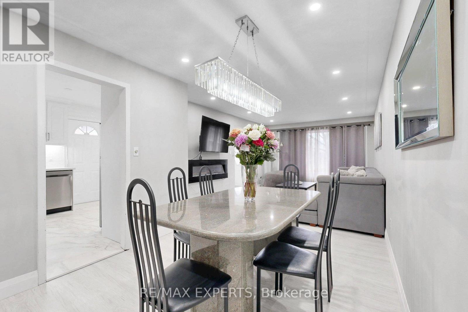 1149 Shadeland Drive, Mississauga, Ontario  L5C 1P2 - Photo 11 - W12914916