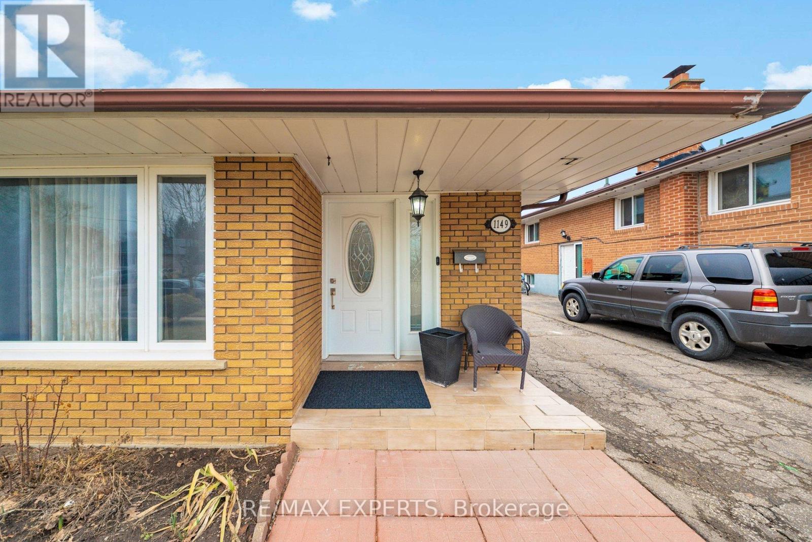 1149 Shadeland Drive, Mississauga, Ontario  L5C 1P2 - Photo 3 - W12914916