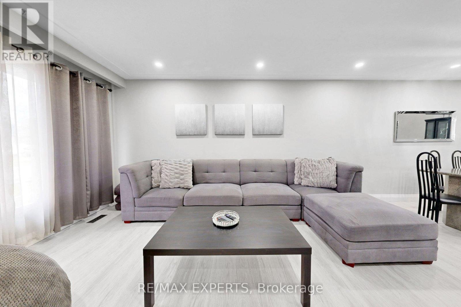 1149 Shadeland Drive, Mississauga, Ontario  L5C 1P2 - Photo 5 - W12914916