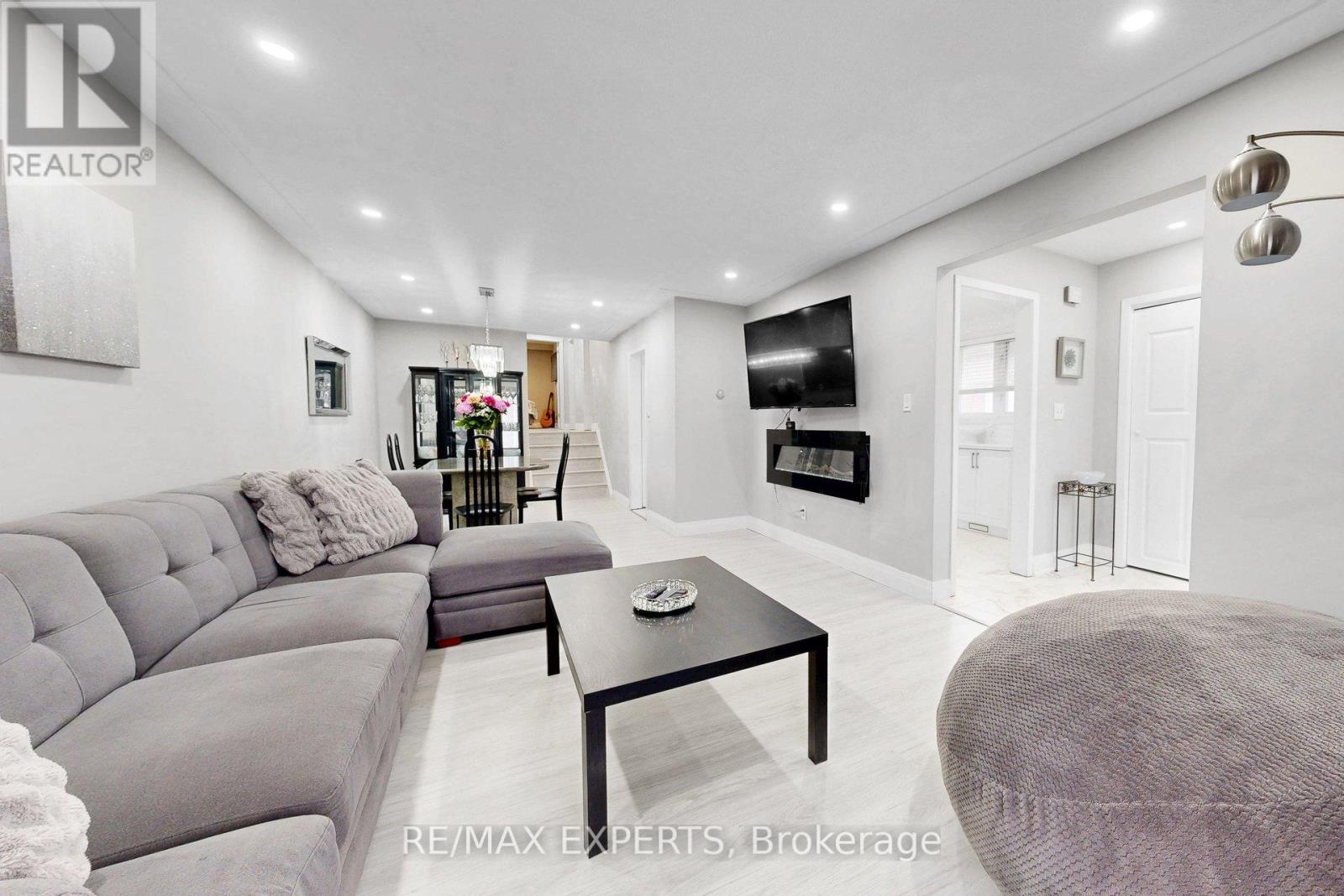 1149 Shadeland Drive, Mississauga, Ontario  L5C 1P2 - Photo 7 - W12914916