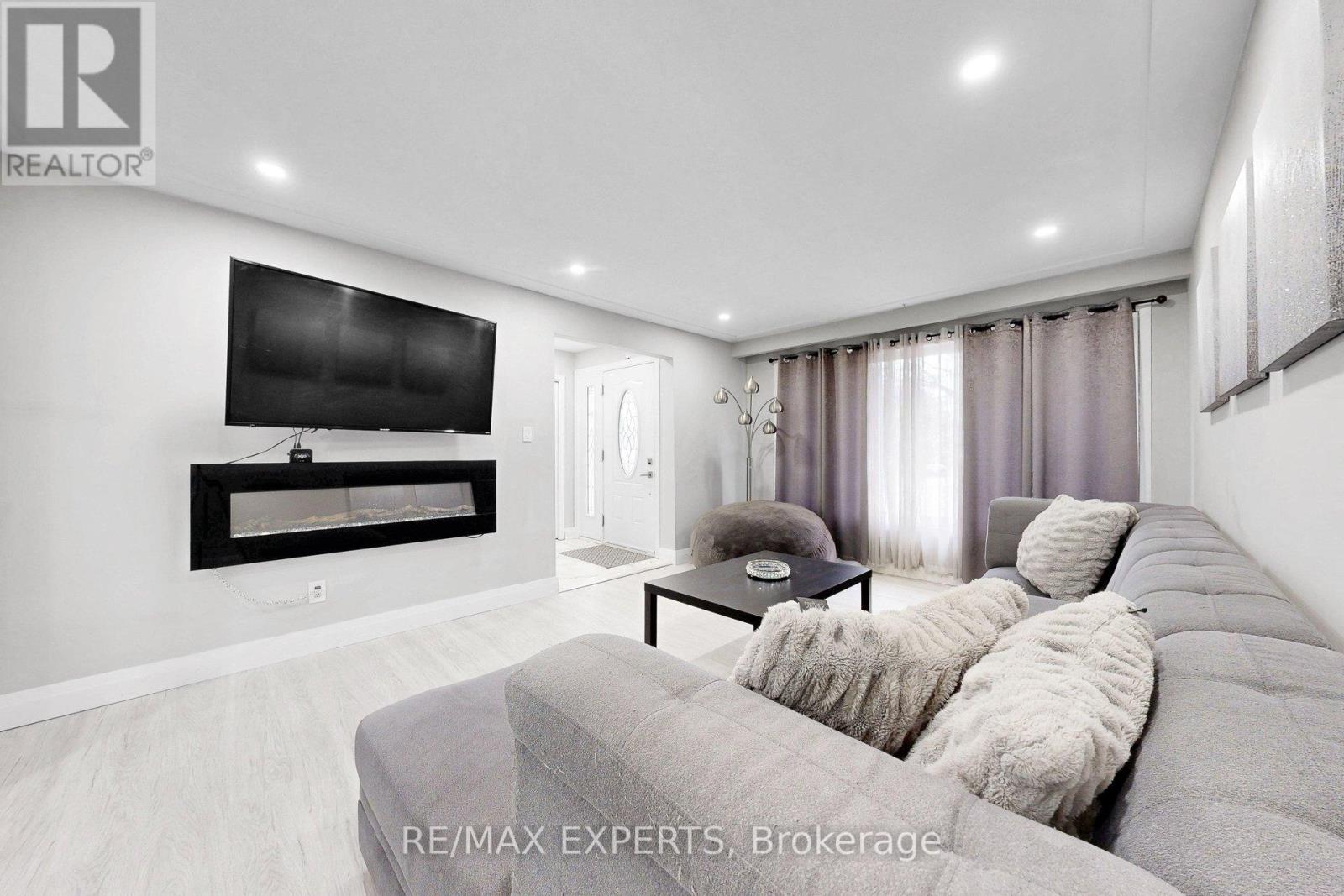 1149 Shadeland Drive, Mississauga, Ontario  L5C 1P2 - Photo 9 - W12914916