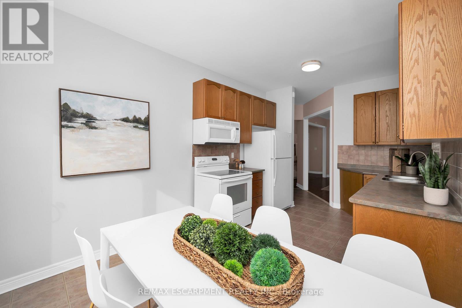 2546 Nichols Drive, Oakville, Ontario  L6H 7L3 - Photo 8 - W12914982