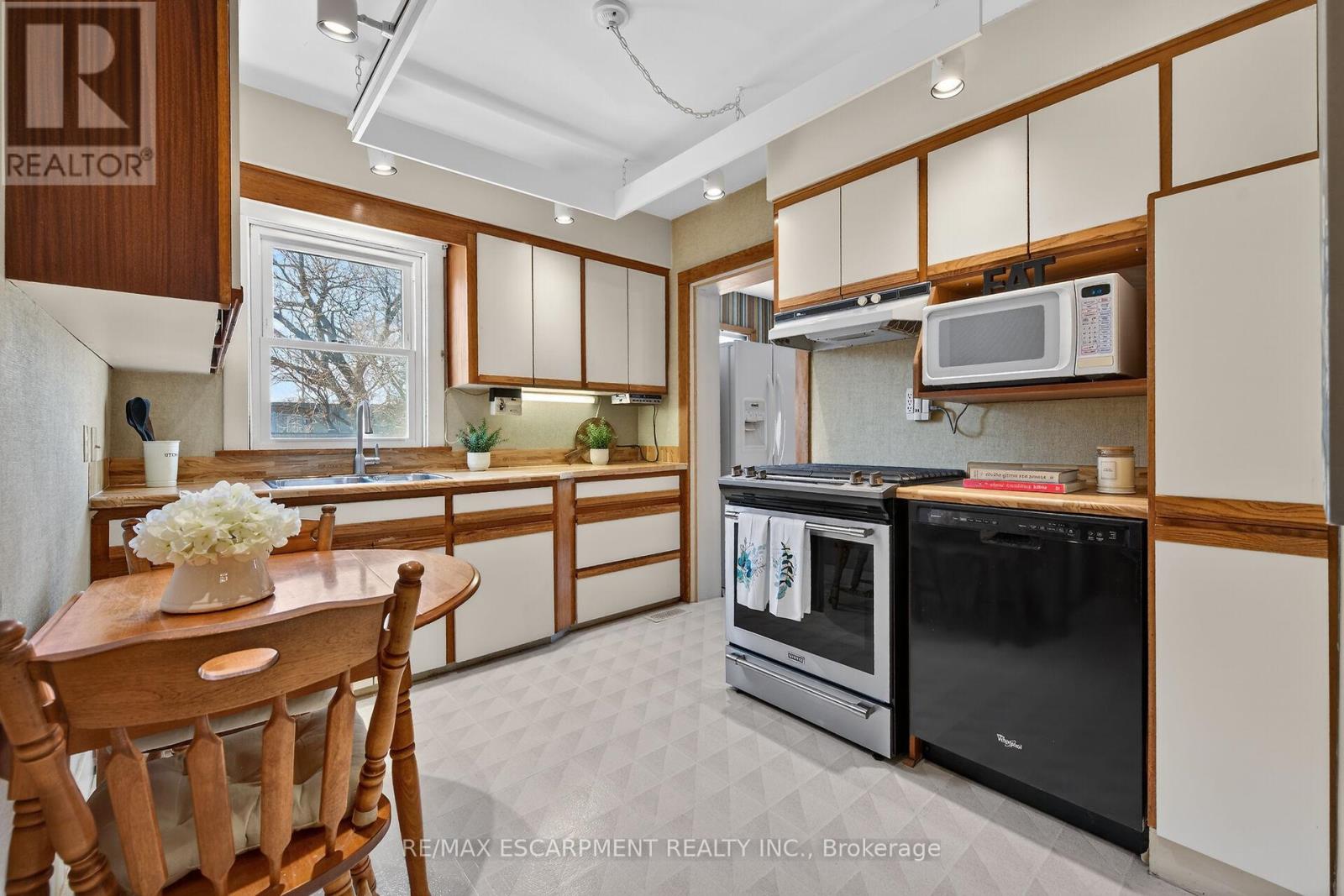 257 Queensdale Avenue E, Hamilton, Ontario  L9A 1L3 - Photo 16 - X12914908