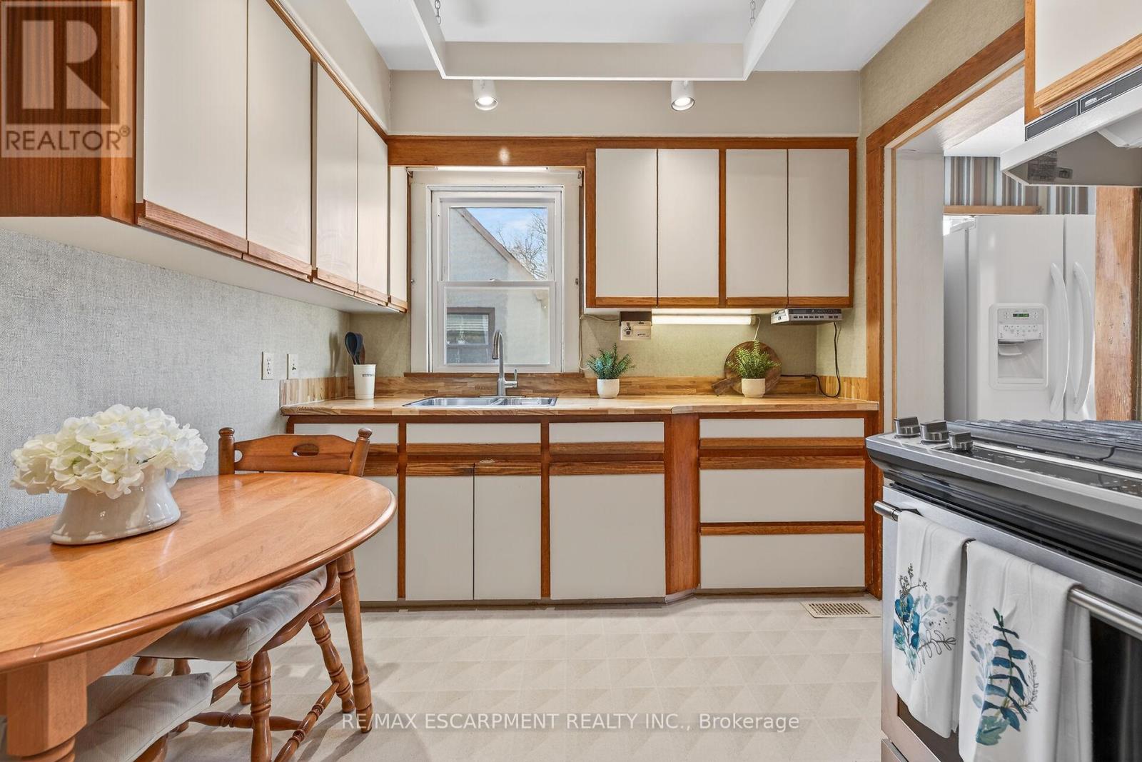 257 Queensdale Avenue E, Hamilton, Ontario  L9A 1L3 - Photo 17 - X12914908