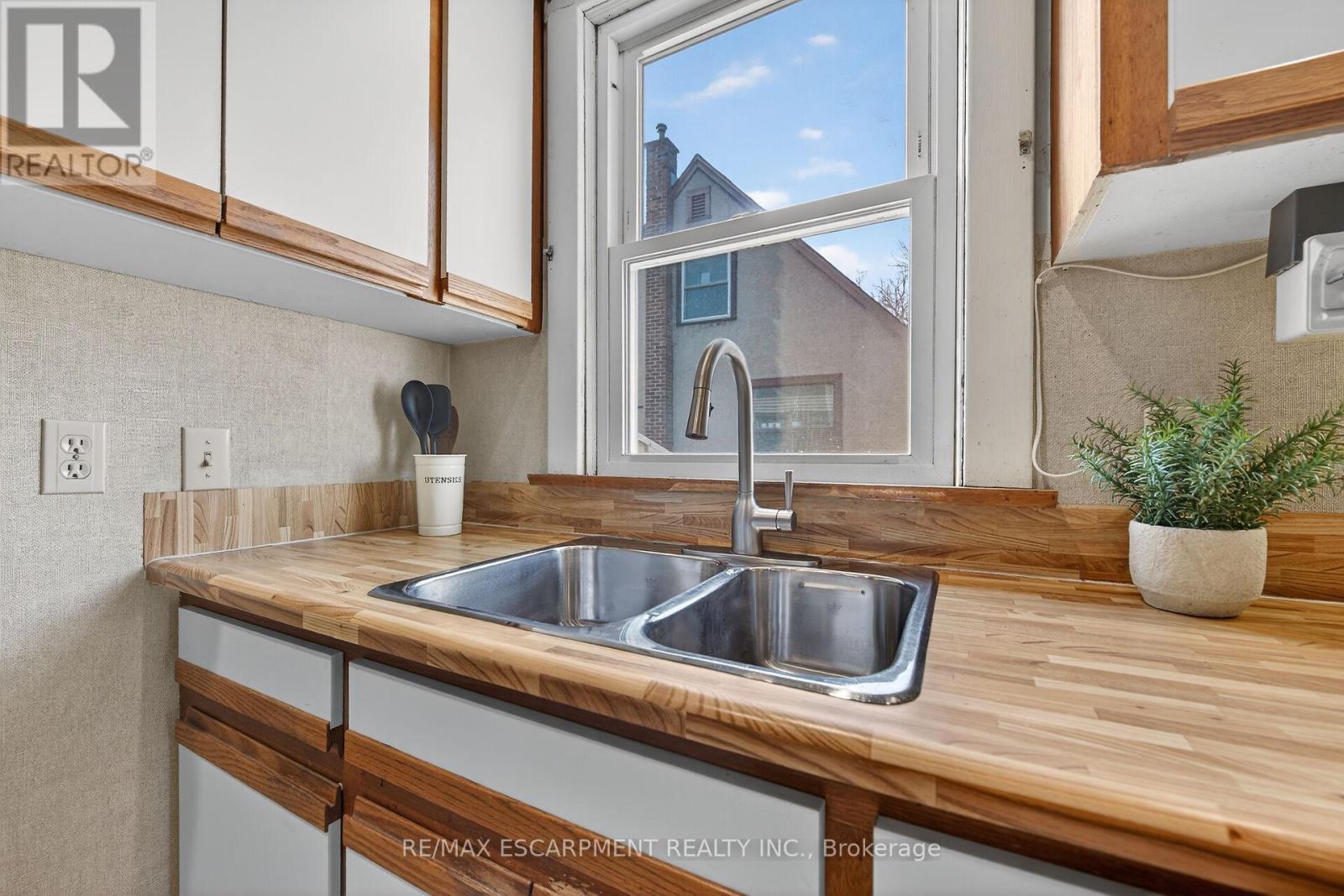 257 Queensdale Avenue E, Hamilton, Ontario  L9A 1L3 - Photo 18 - X12914908