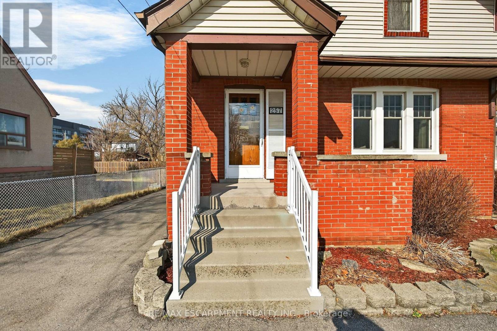 257 Queensdale Avenue E, Hamilton, Ontario  L9A 1L3 - Photo 4 - X12914908