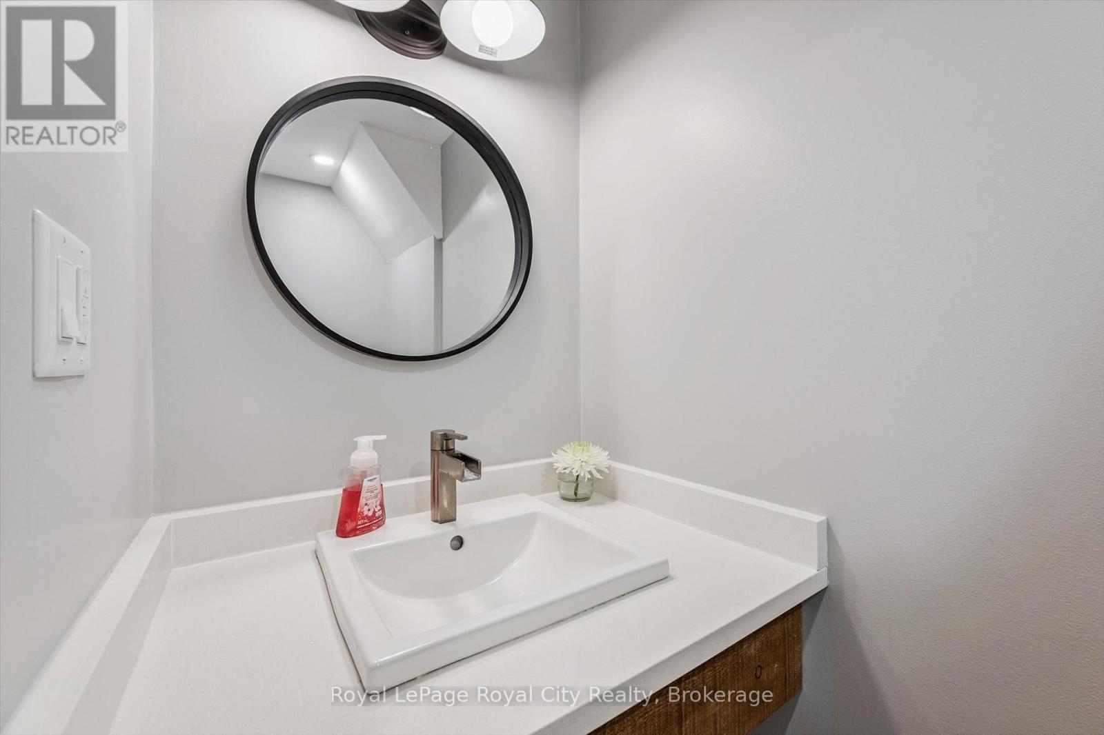 39 - 121 Bagot Street, Guelph, Ontario N1H 5T8 - Photo 33 - X12915260