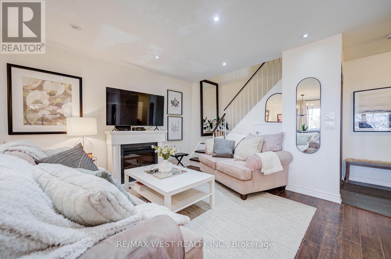 320 - 3025 The Credit Woodlands Drive, Mississauga, Ontario  L5C 2V3 - Photo 3 - W12914876